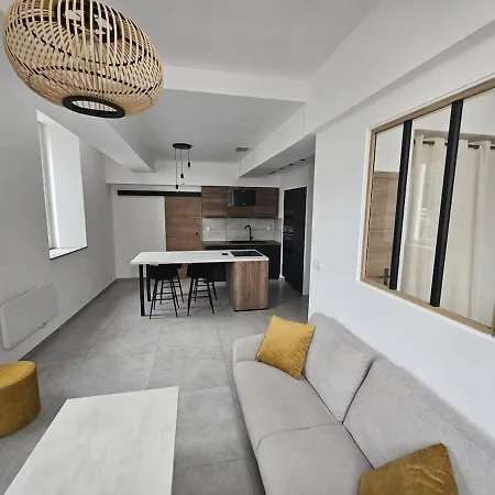 Spacious Fully Renovated & Parking Space Апартаменты