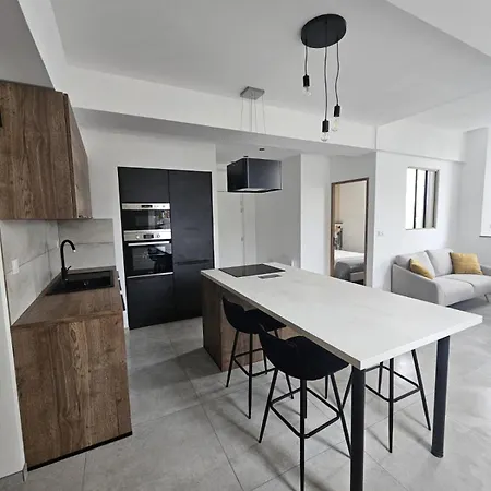 Spacious Fully Renovated & Parking Space * Сент-Этьен