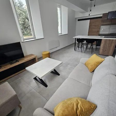Апартаменты Spacious Fully Renovated & Parking Space
